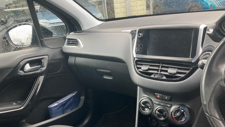 Peugeot 208 1.2 PureTech 82 Signature 5dr [Start Stop] Petrol Hatchback